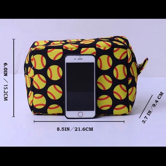 Lot of 4 softball items. tote, messenger, cosmetic bag & hooded blanket - Picture 4 of 6